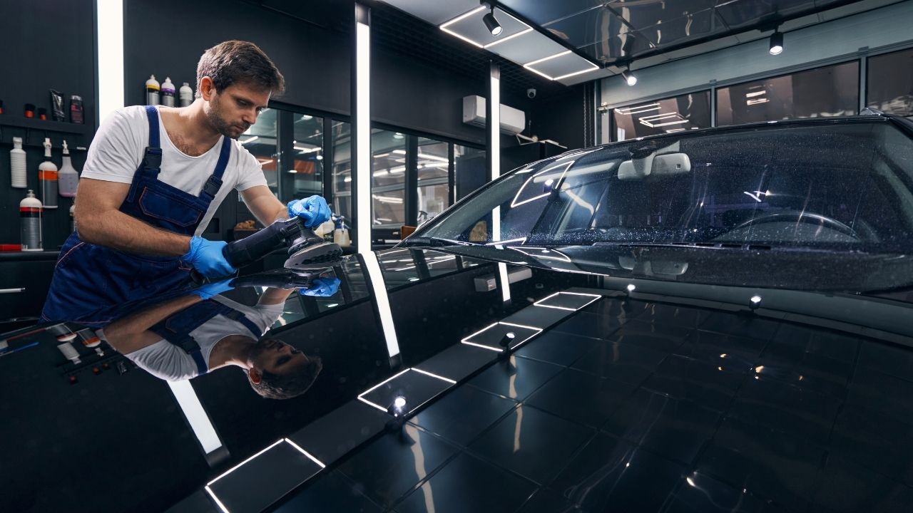 Jak działają zabiegi polerowania i renowacji lakieru w CarWellness Jak działają zabiegi polerowania i renowacji lakieru w CarWellness?