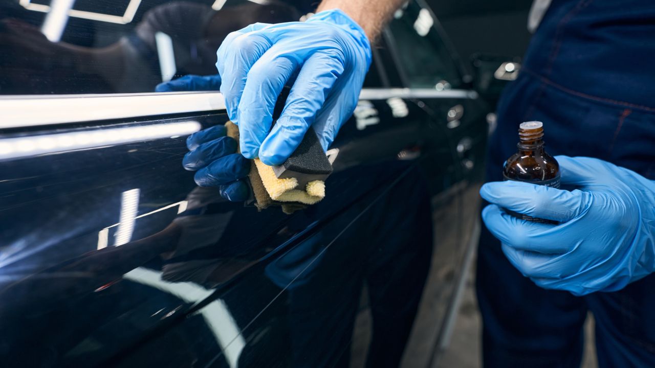 Krok po kroku_ proces aplikacji powłoki ceramicznej w CarWellness Krok po kroku: proces aplikacji powłoki ceramicznej w CarWellness