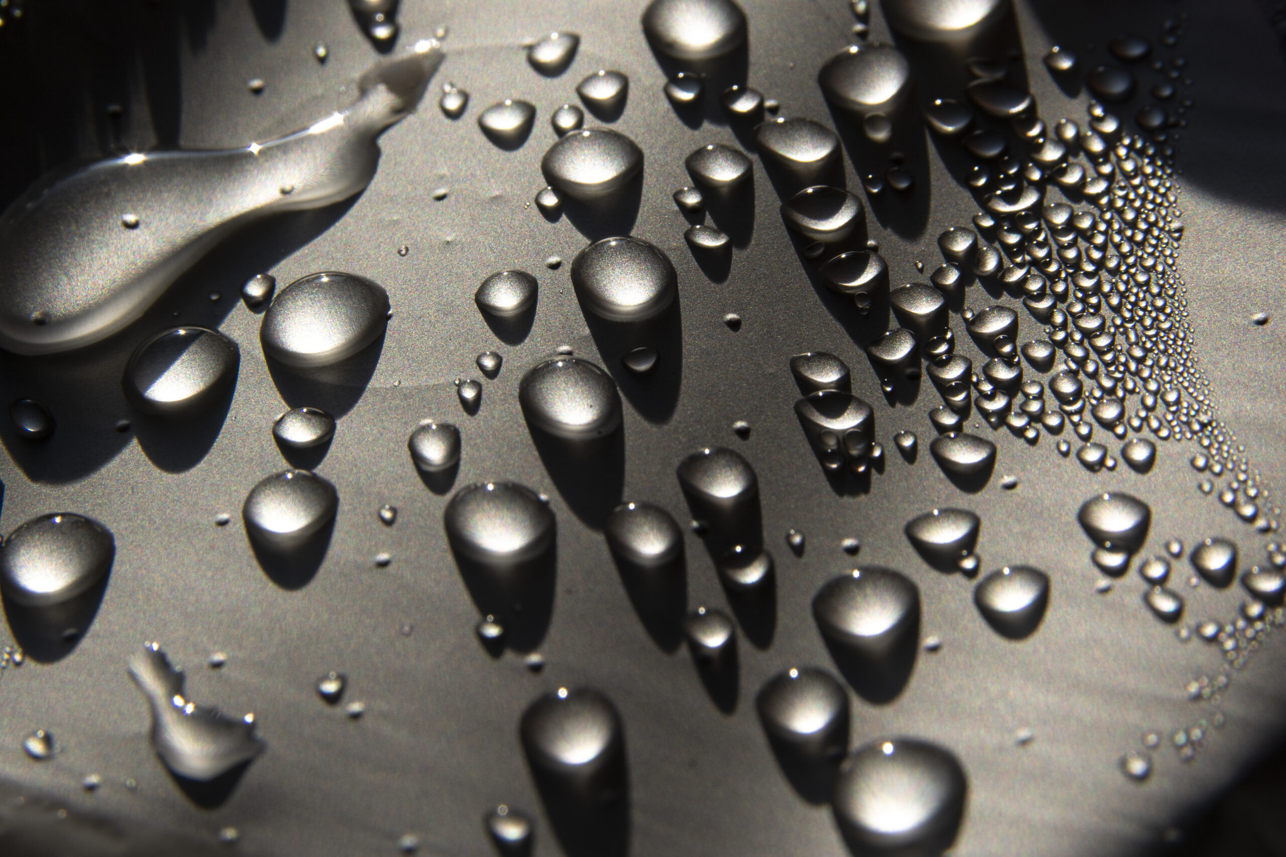 Closeup shot of water drops on a white surface Jak działa efekt hydrofobowy na lakierze?